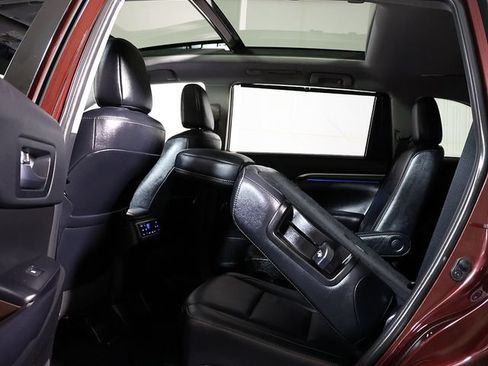 Used 2019 Toyota Highlander Limited Platinum AWD/4WD image 16