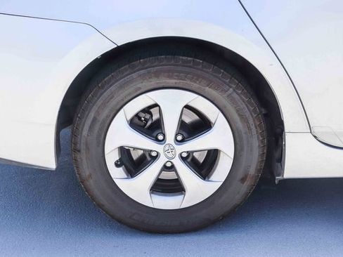 Used 2015 Toyota Prius Three w/ Preferred Accessory Package FWD image 9