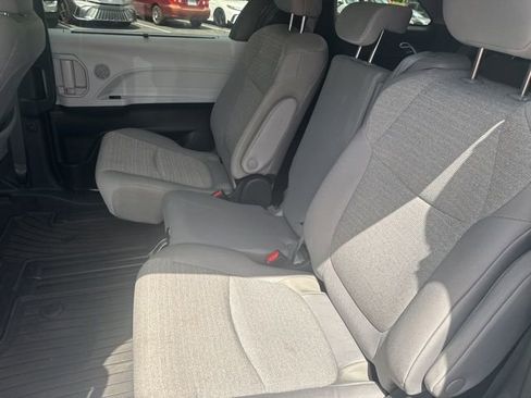 Used 2025 Toyota Sienna LE image 11