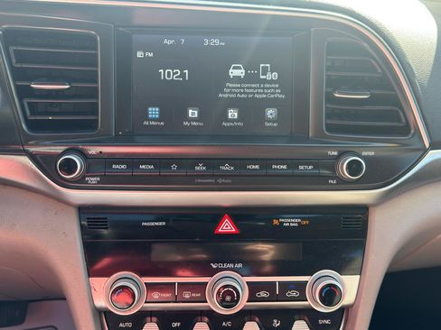 Used 2020 Hyundai Elantra SEL FWD image 15