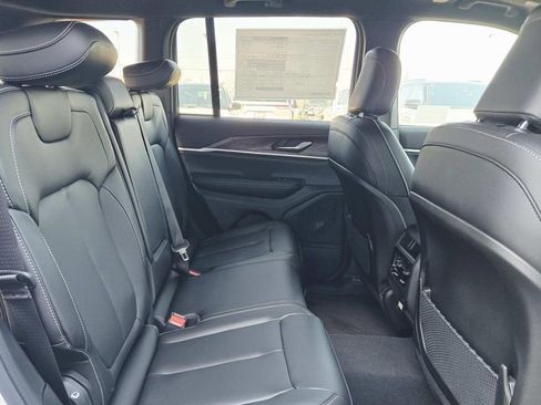 New 2025 Jeep Grand Cherokee Limited image 17
