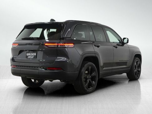 Used 2023 Jeep Grand Cherokee Altitude image 5