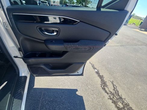 Used 2025 Honda Pilot Sport image 31