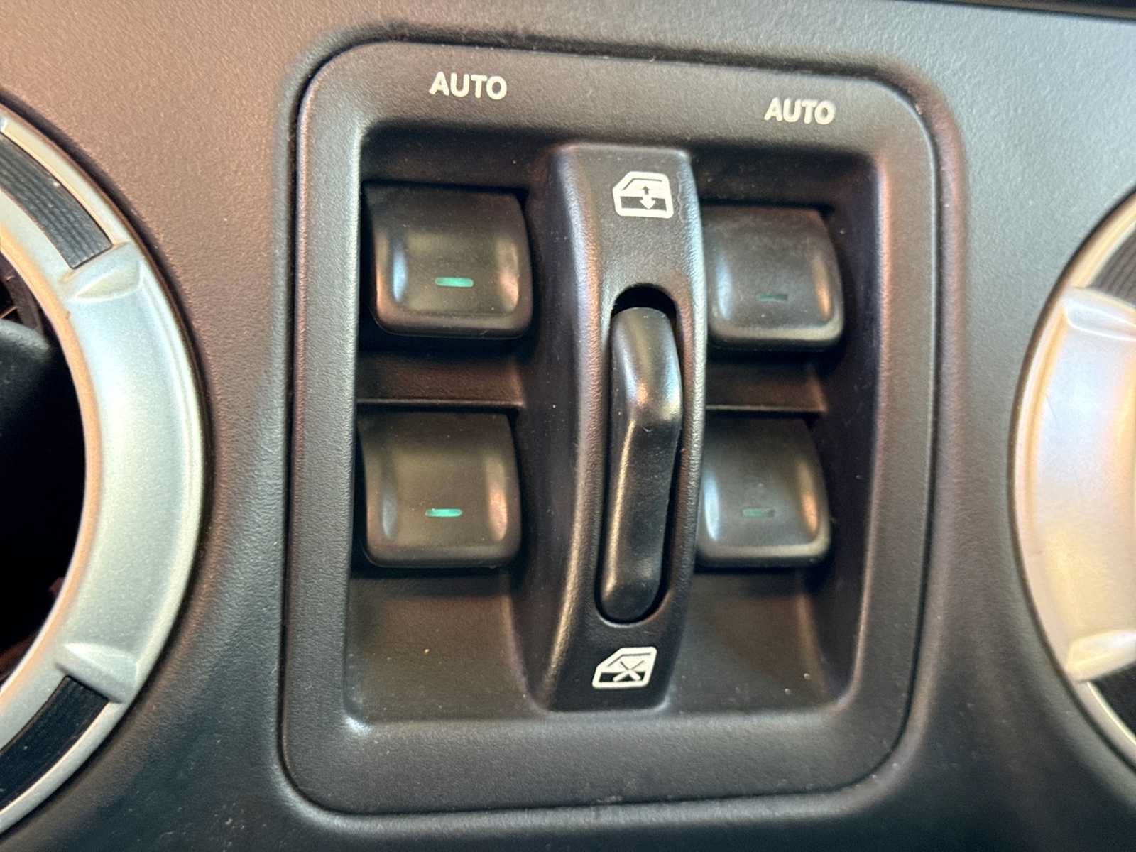 Used 2018 Jeep Wrangler Unlimited Sahara w/ Connectivity Group AWD/4WD image 17