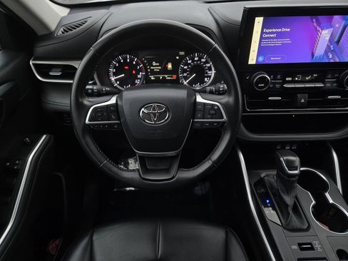 Certified 2024 Toyota Highlander XLE image 13