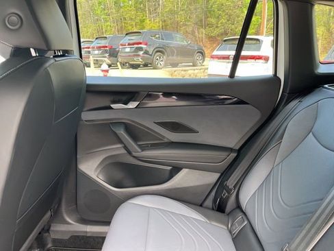 New 2026 Volkswagen Tiguan SE R-Line FWD image 14