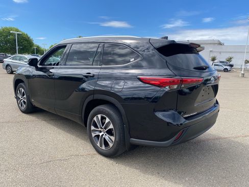 Used 2022 Toyota Highlander XLE image 6