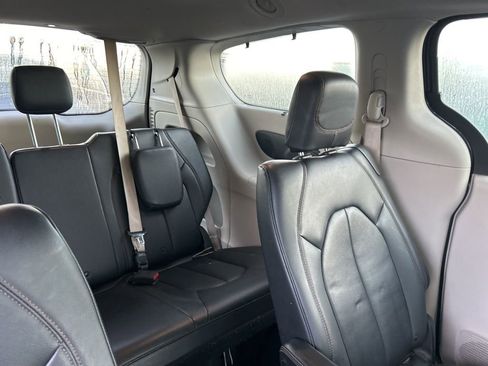 Used 2017 Chrysler Pacifica Touring-L Plus w/ Advanced Safetytec Group FWD image 11