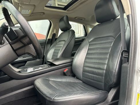 Used 2017 Ford Fusion SE w/ Fusion SE Technology Package image 8