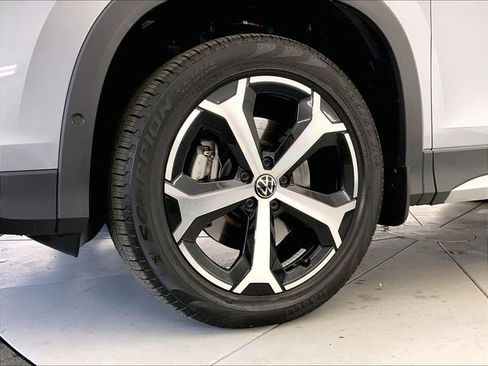 Used 2025 Volkswagen Tiguan SE w/ Panoramic Sunroof Package AWD/4WD image 9