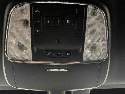 Used 2018 Jeep Grand Cherokee Altitude AWD/4WD image 34