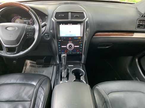 Used 2018 Ford Explorer Platinum image 17