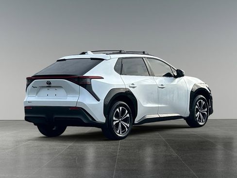 Used 2024 Toyota bZ4X XLE w/ Weather Package image 7