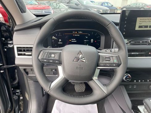 New 2025 Mitsubishi Outlander SE image 15