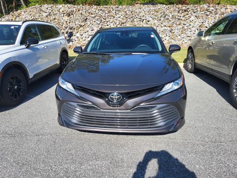 Used 2020 Toyota Camry XLE FWD image 2