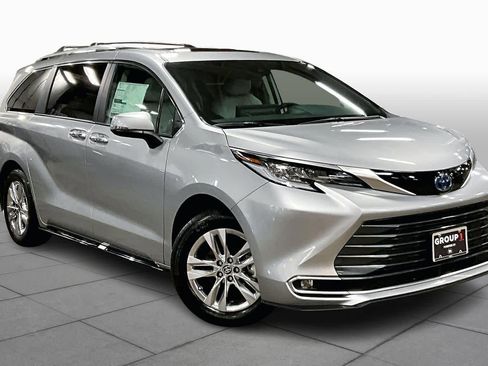 New 2025 Toyota Sienna Limited image 2