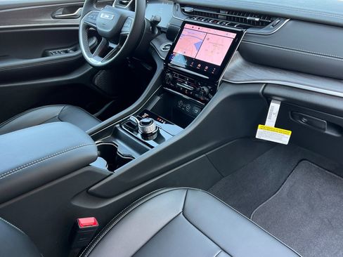 New 2025 Jeep Grand Cherokee Limited image 16