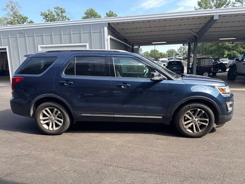 Used 2017 Ford Explorer XLT w/ Equipment Group 202A FWD image 6