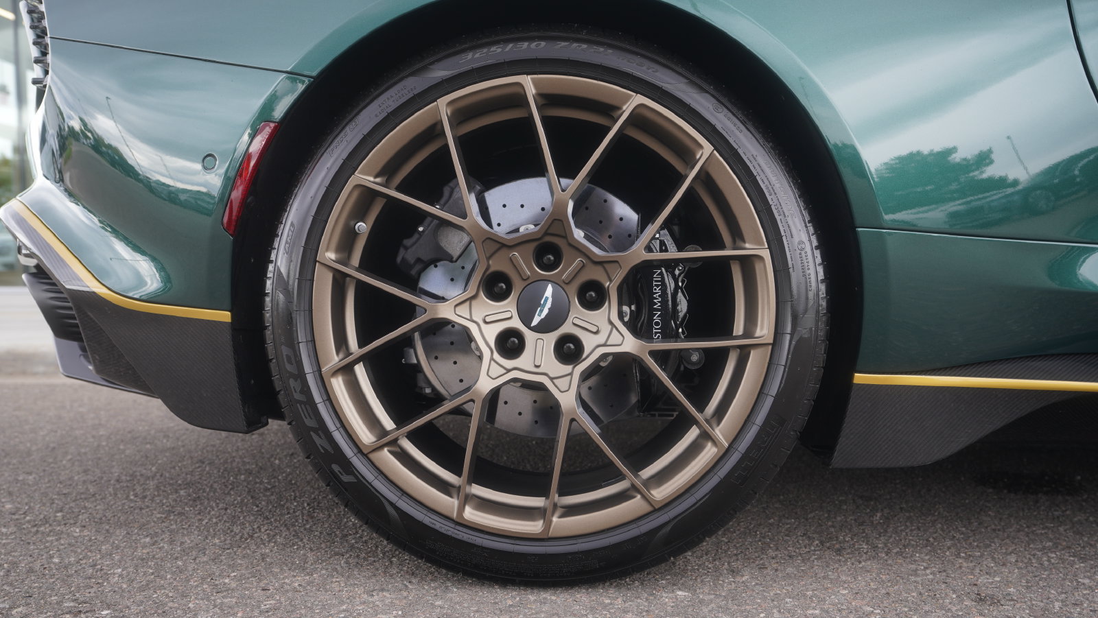Used 2025 Aston Martin Vanquish RWD image 18