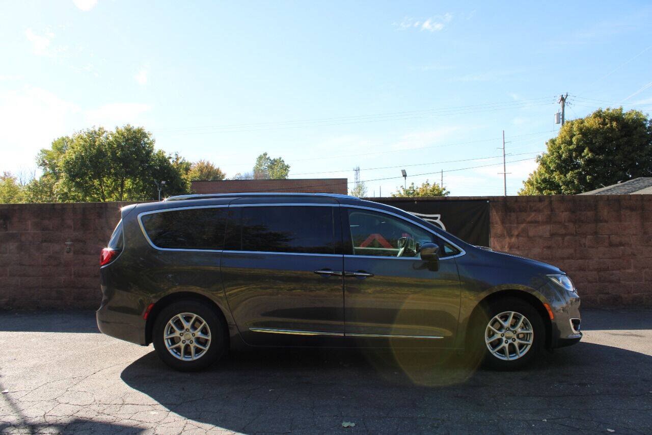 Used 2020 Chrysler Pacifica Touring-L FWD image 5