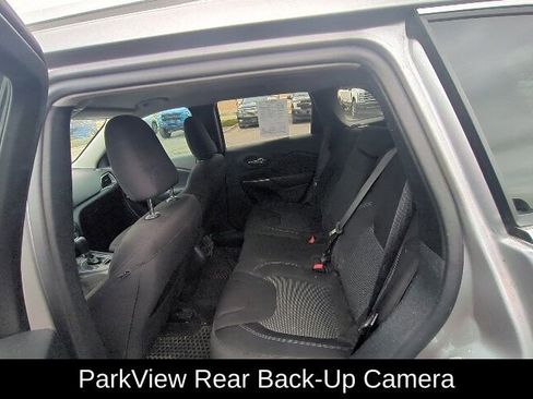 Used 2019 Jeep Cherokee Latitude w/ Cold Weather Group image 9