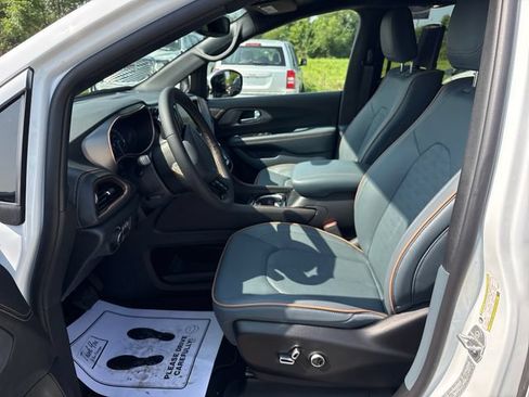 New 2027 Chrysler Pacifica Pinnacle AWD/4WD image 8