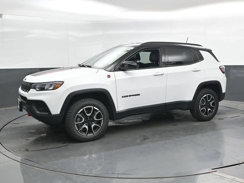 Used 2025 Jeep Compass Trailhawk AWD/4WD image 7