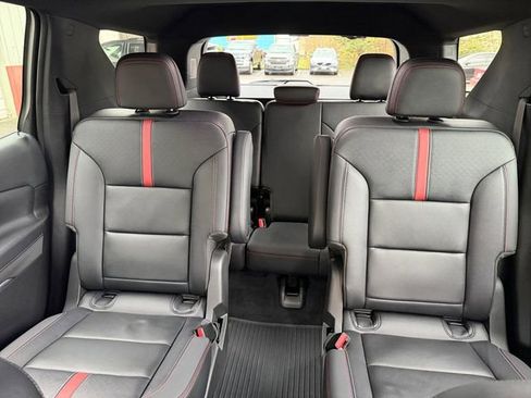 Used 2025 Chevrolet Traverse RS image 13