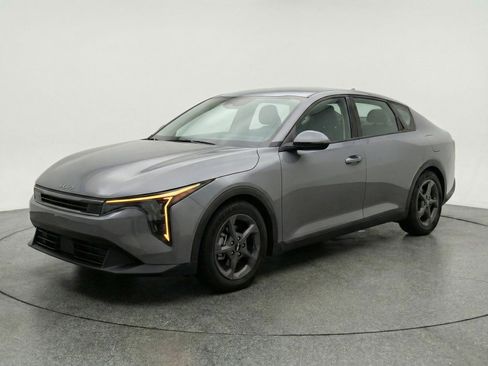 Used 2025 Kia K4 FWD image 3