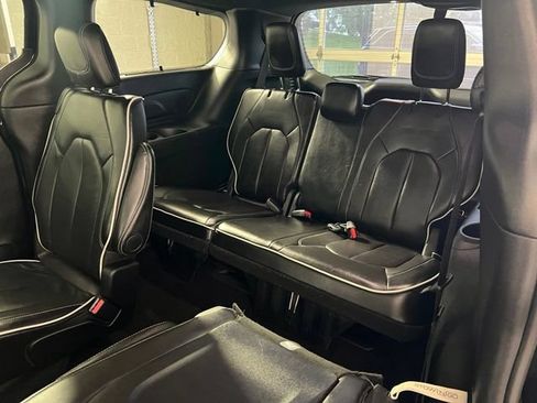 Certified 2025 Chrysler Pacifica Limited FWD image 27