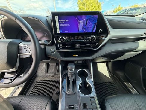 Used 2025 Toyota Highlander Platinum AWD/4WD image 28