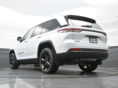 New 2025 Jeep Grand Cherokee Altitude AWD/4WD image 13