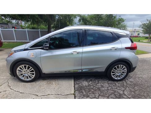 Used 2017 Chevrolet Bolt Premier FWD image 2