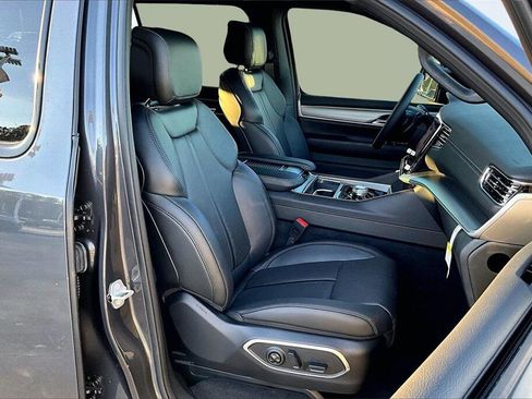 New 2025 Jeep Wagoneer Series II image 8