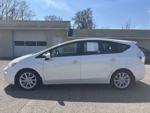 Used 2012 Toyota Prius V Five image 10