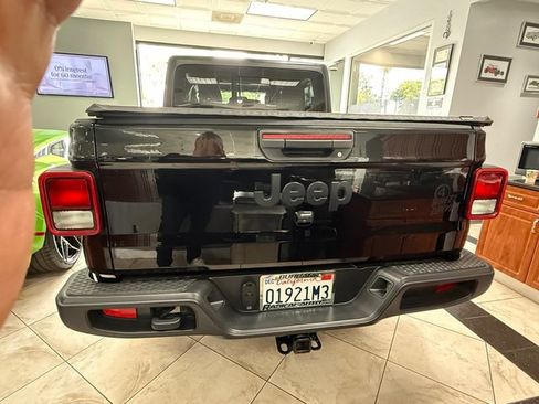 Used 2021 Jeep Gladiator Sport AWD/4WD image 9