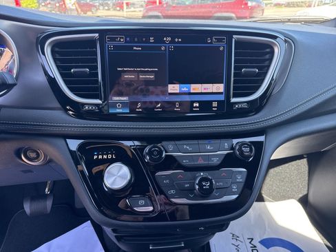 New 2026 Chrysler Pacifica Select AWD/4WD image 16