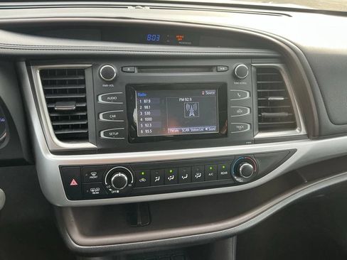 Used 2019 Toyota Highlander LE AWD/4WD image 23
