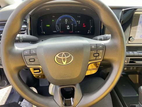 Used 2025 Toyota Camry LE image 32