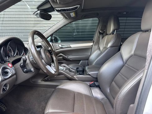 Used 2015 Porsche Cayenne Turbo AWD/4WD image 6