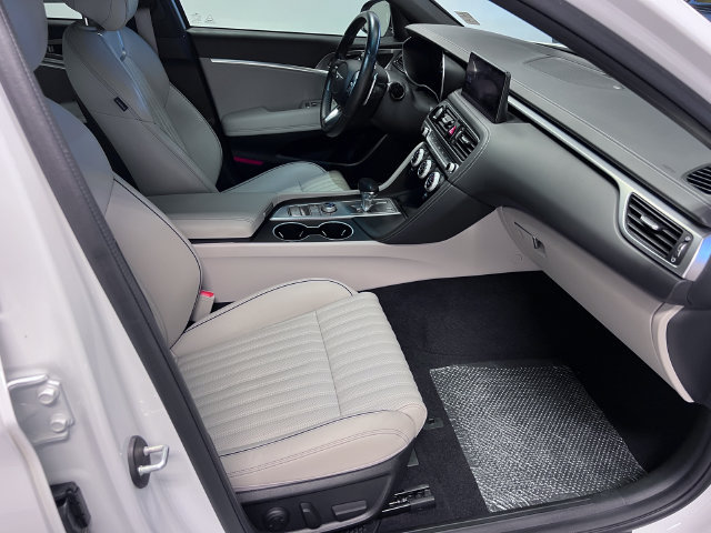 Used 2022 Genesis G70 2.0T w/ Prestige Package RWD image 10