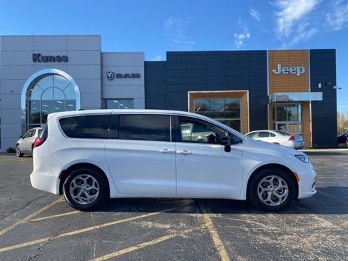 Used 2024 Chrysler Pacifica Limited image 5