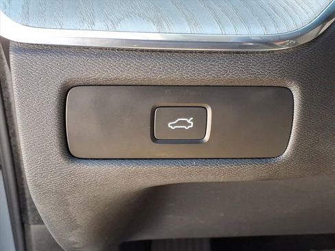 Used 2025 Volvo XC60 B5 Plus image 18