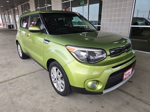 Used 2017 Kia Soul + image 3