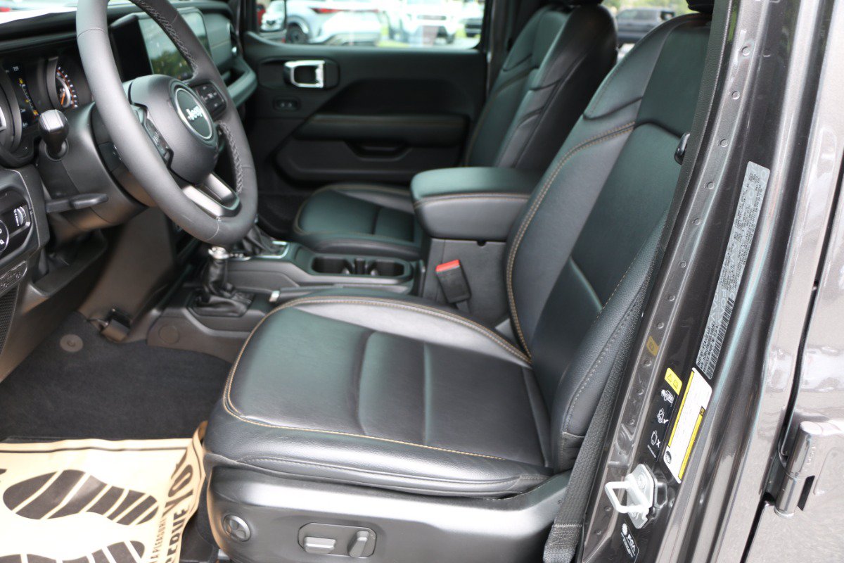 Used 2025 Jeep Gladiator Sport AWD/4WD image 24