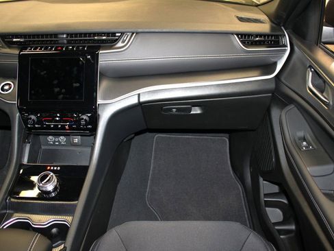 New 2025 Jeep Grand Cherokee Laredo w/ Luxury Tech Group I image 29