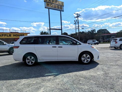 Used 2018 Toyota Sienna L image 5