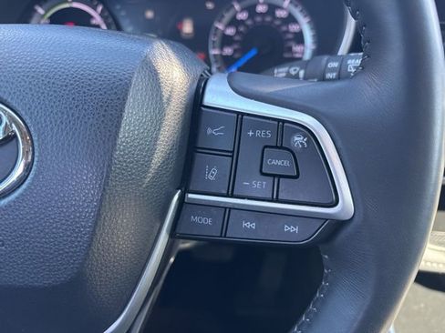 Certified 2024 Toyota Highlander XLE image 29