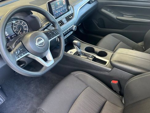 Used 2025 Nissan Altima 2.5 SV FWD image 10