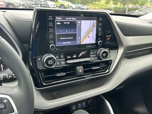 Used 2022 Toyota Highlander XLE FWD image 25